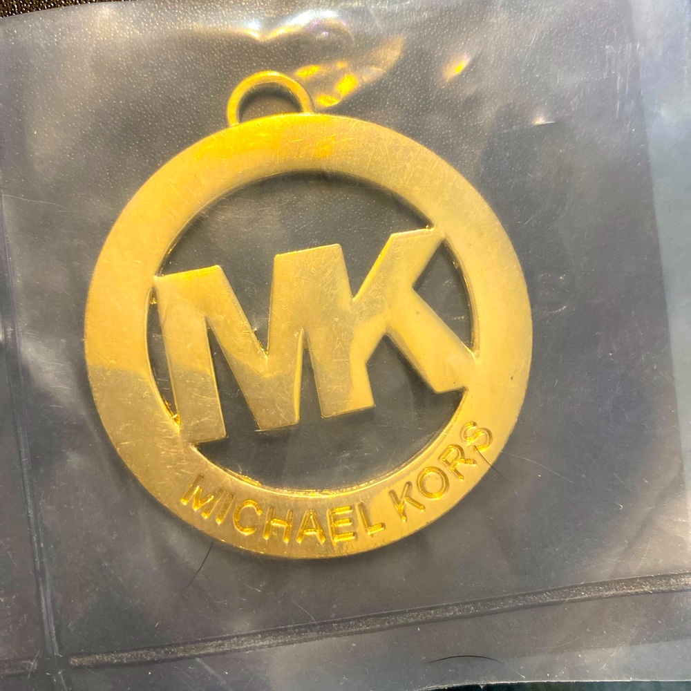 Michael Khors. Medallón.